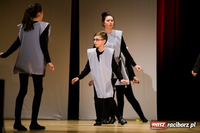 Zdjęcie w galerii na portalu naszraciborz.pl: Między światami, czyli spektakl Teatru Miodzio na scenie RCK wiadomości z regionu