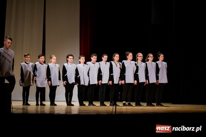 Zdjęcie w galerii na portalu naszraciborz.pl: Między światami, czyli spektakl Teatru Miodzio na scenie RCK wiadomości z regionu