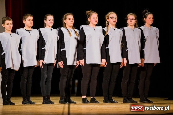 Zdjęcie w galerii na portalu naszraciborz.pl: Między światami, czyli spektakl Teatru Miodzio na scenie RCK wiadomości z regionu