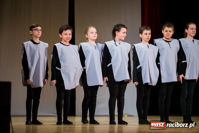 Zdjęcie w galerii na portalu naszraciborz.pl: Między światami, czyli spektakl Teatru Miodzio na scenie RCK wiadomości z regionu