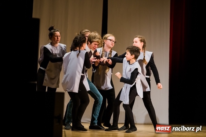 Zdjęcie w galerii na portalu naszraciborz.pl: Między światami, czyli spektakl Teatru Miodzio na scenie RCK wiadomości z regionu