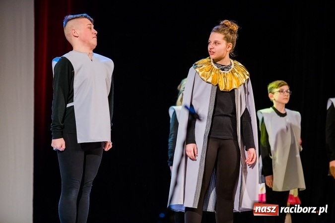 Zdjęcie w galerii na portalu naszraciborz.pl: Między światami, czyli spektakl Teatru Miodzio na scenie RCK wiadomości z regionu