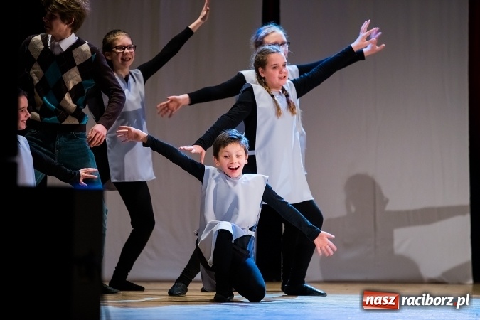 Zdjęcie w galerii na portalu naszraciborz.pl: Między światami, czyli spektakl Teatru Miodzio na scenie RCK wiadomości z regionu