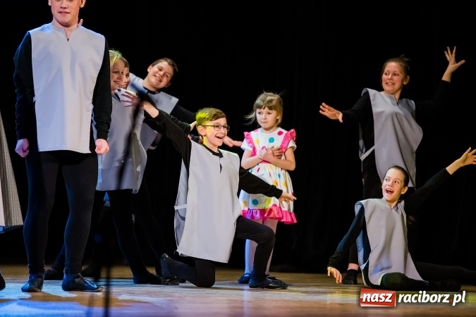 Zdjęcie w galerii na portalu naszraciborz.pl: Między światami, czyli spektakl Teatru Miodzio na scenie RCK wiadomości z regionu