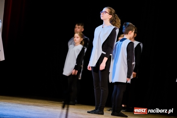 Zdjęcie w galerii na portalu naszraciborz.pl: Między światami, czyli spektakl Teatru Miodzio na scenie RCK wiadomości z regionu