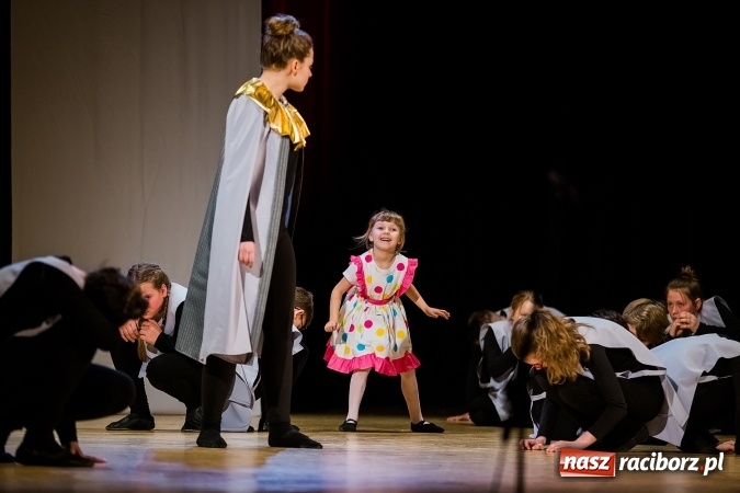 Zdjęcie w galerii na portalu naszraciborz.pl: Między światami, czyli spektakl Teatru Miodzio na scenie RCK wiadomości z regionu