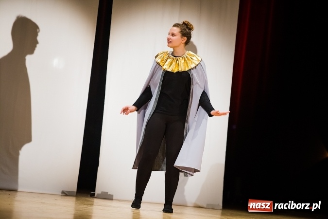 Zdjęcie w galerii na portalu naszraciborz.pl: Między światami, czyli spektakl Teatru Miodzio na scenie RCK wiadomości z regionu