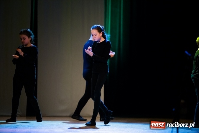 Zdjęcie w galerii na portalu naszraciborz.pl: Między światami, czyli spektakl Teatru Miodzio na scenie RCK wiadomości z regionu