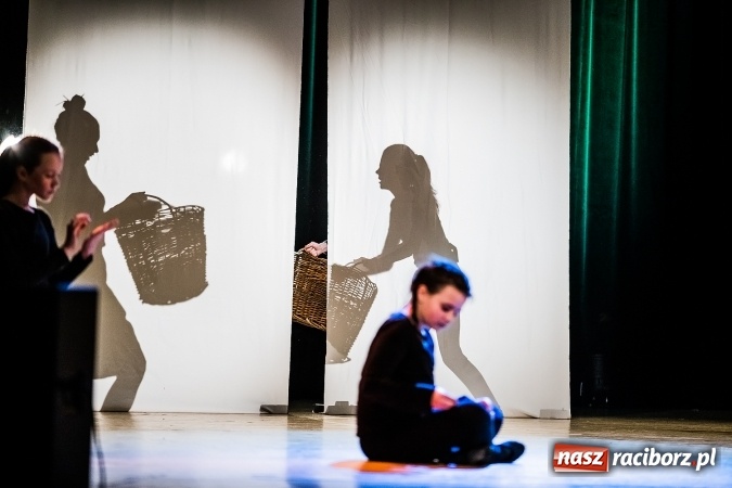 Zdjęcie w galerii na portalu naszraciborz.pl: Między światami, czyli spektakl Teatru Miodzio na scenie RCK wiadomości z regionu