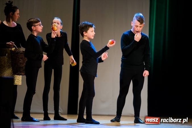 Zdjęcie w galerii na portalu naszraciborz.pl: Między światami, czyli spektakl Teatru Miodzio na scenie RCK wiadomości z regionu