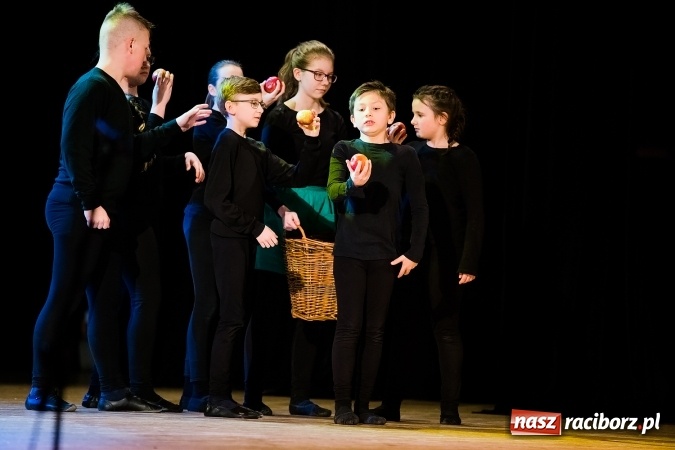 Zdjęcie w galerii na portalu naszraciborz.pl: Między światami, czyli spektakl Teatru Miodzio na scenie RCK wiadomości z regionu