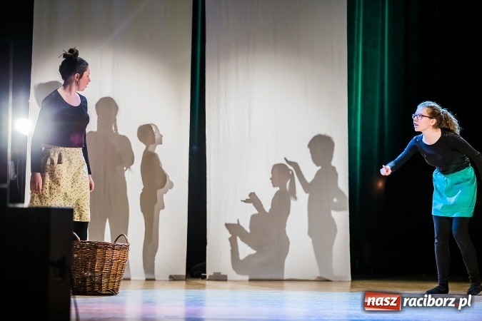 Zdjęcie w galerii na portalu naszraciborz.pl: Między światami, czyli spektakl Teatru Miodzio na scenie RCK wiadomości z regionu