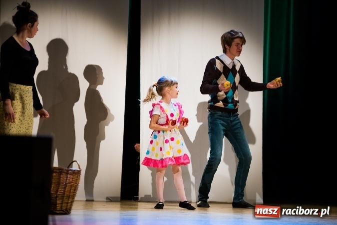 Zdjęcie w galerii na portalu naszraciborz.pl: Między światami, czyli spektakl Teatru Miodzio na scenie RCK wiadomości z regionu