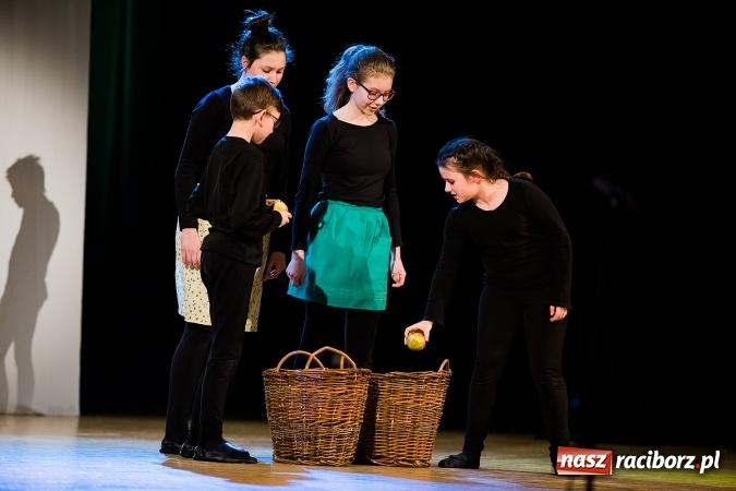 Zdjęcie w galerii na portalu naszraciborz.pl: Między światami, czyli spektakl Teatru Miodzio na scenie RCK wiadomości z regionu