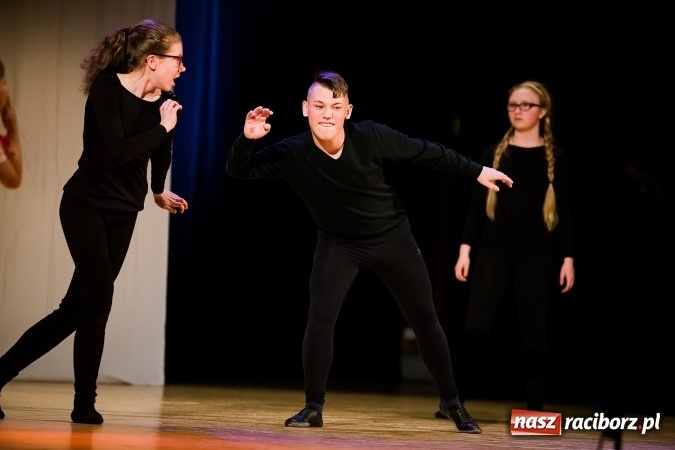 Zdjęcie w galerii na portalu naszraciborz.pl: Między światami, czyli spektakl Teatru Miodzio na scenie RCK wiadomości z regionu