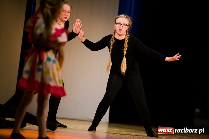 Zdjęcie w galerii na portalu naszraciborz.pl: Między światami, czyli spektakl Teatru Miodzio na scenie RCK wiadomości z regionu