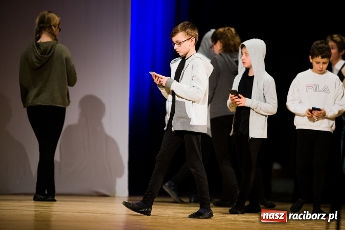 Zdjęcie w galerii na portalu naszraciborz.pl: Między światami, czyli spektakl Teatru Miodzio na scenie RCK wiadomości z regionu