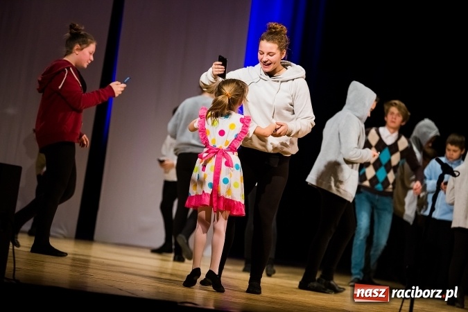 Zdjęcie w galerii na portalu naszraciborz.pl: Między światami, czyli spektakl Teatru Miodzio na scenie RCK wiadomości z regionu