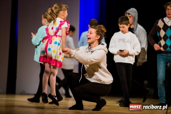 Zdjęcie w galerii na portalu naszraciborz.pl: Między światami, czyli spektakl Teatru Miodzio na scenie RCK wiadomości z regionu