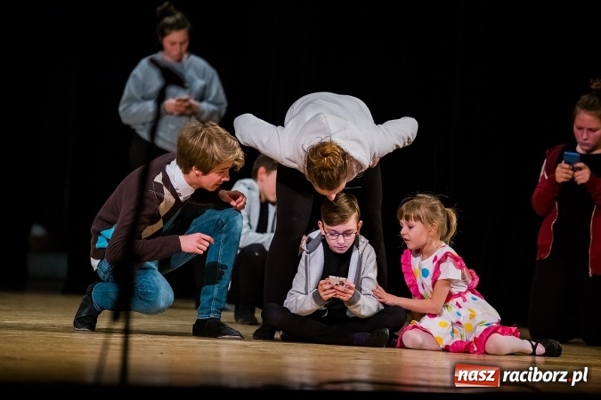 Zdjęcie w galerii na portalu naszraciborz.pl: Między światami, czyli spektakl Teatru Miodzio na scenie RCK wiadomości z regionu