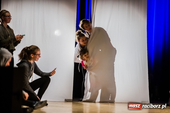 Zdjęcie w galerii na portalu naszraciborz.pl: Między światami, czyli spektakl Teatru Miodzio na scenie RCK wiadomości z regionu