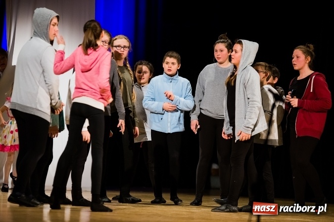 Zdjęcie w galerii na portalu naszraciborz.pl: Między światami, czyli spektakl Teatru Miodzio na scenie RCK wiadomości z regionu