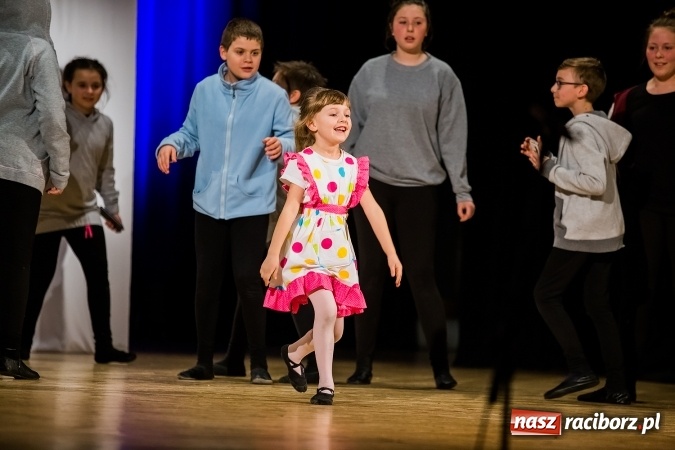 Zdjęcie w galerii na portalu naszraciborz.pl: Między światami, czyli spektakl Teatru Miodzio na scenie RCK wiadomości z regionu
