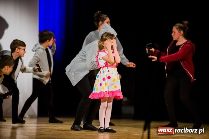 Zdjęcie w galerii na portalu naszraciborz.pl: Między światami, czyli spektakl Teatru Miodzio na scenie RCK wiadomości z regionu
