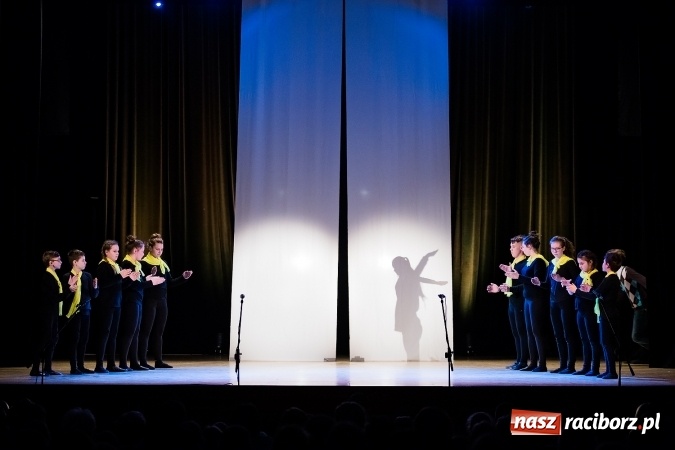 Zdjęcie w galerii na portalu naszraciborz.pl: Między światami, czyli spektakl Teatru Miodzio na scenie RCK wiadomości z regionu