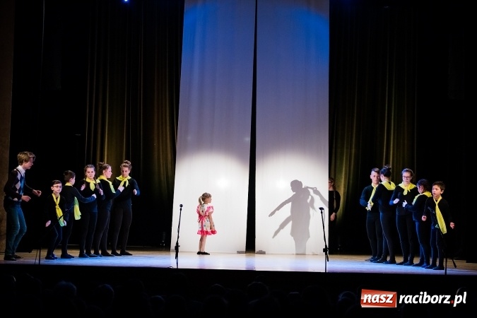 Zdjęcie w galerii na portalu naszraciborz.pl: Między światami, czyli spektakl Teatru Miodzio na scenie RCK wiadomości z regionu