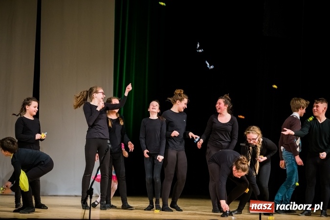 Zdjęcie w galerii na portalu naszraciborz.pl: Między światami, czyli spektakl Teatru Miodzio na scenie RCK wiadomości z regionu