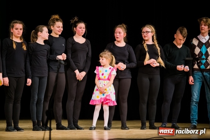 Zdjęcie w galerii na portalu naszraciborz.pl: Między światami, czyli spektakl Teatru Miodzio na scenie RCK wiadomości z regionu