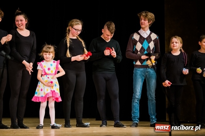 Zdjęcie w galerii na portalu naszraciborz.pl: Między światami, czyli spektakl Teatru Miodzio na scenie RCK wiadomości z regionu