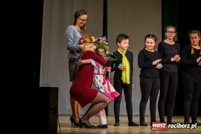 Zdjęcie w galerii na portalu naszraciborz.pl: Między światami, czyli spektakl Teatru Miodzio na scenie RCK wiadomości z regionu