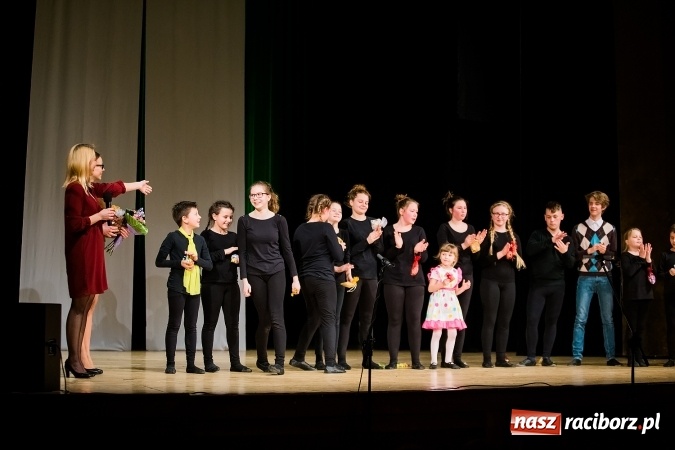 Zdjęcie w galerii na portalu naszraciborz.pl: Między światami, czyli spektakl Teatru Miodzio na scenie RCK wiadomości z regionu