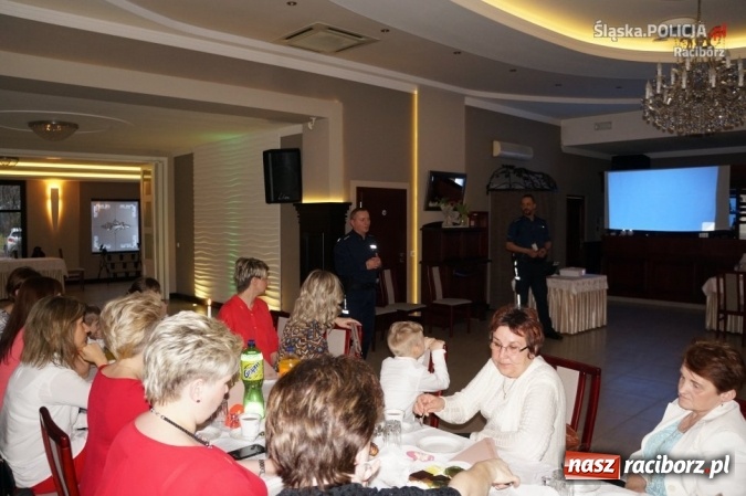 Zdjęcie w galerii na portalu naszraciborz.pl: Policjanci ostrzegali mieszkanki Rudyszwałdu wiadomości z regionu