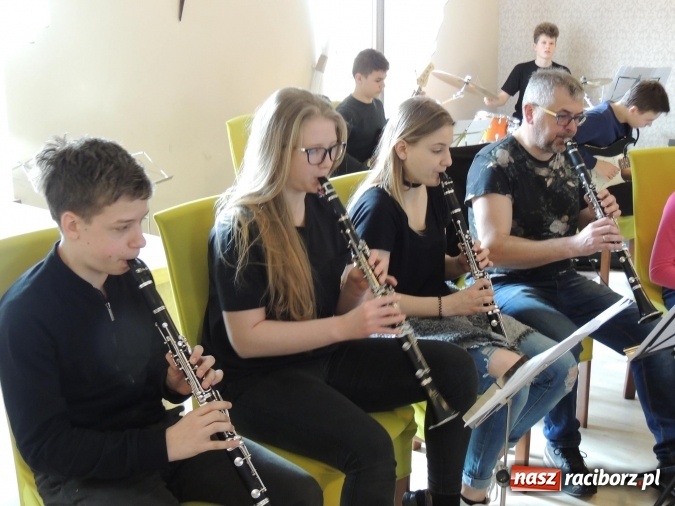 Zdjęcie w galerii na portalu naszraciborz.pl: Cuda się zdarzają – warsztaty z Adamem Sztabą  wiadomości z regionu