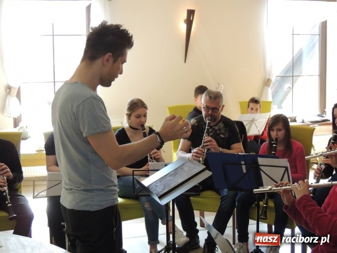Zdjęcie w galerii na portalu naszraciborz.pl: Cuda się zdarzają – warsztaty z Adamem Sztabą  wiadomości z regionu