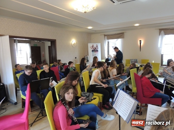 Zdjęcie w galerii na portalu naszraciborz.pl: Cuda się zdarzają – warsztaty z Adamem Sztabą  wiadomości z regionu