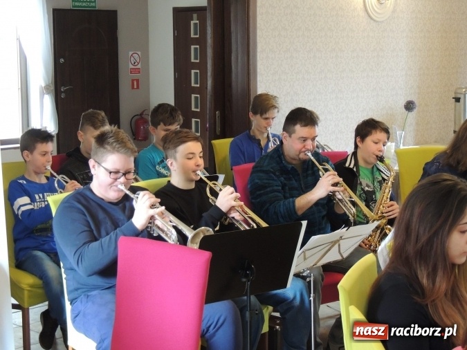 Zdjęcie w galerii na portalu naszraciborz.pl: Cuda się zdarzają – warsztaty z Adamem Sztabą  wiadomości z regionu