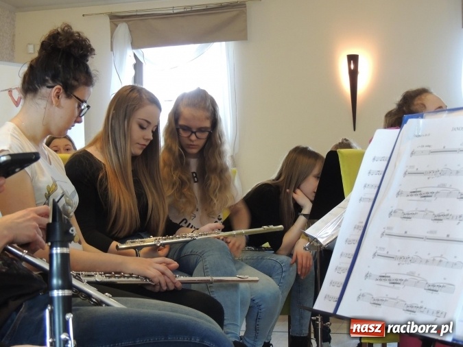 Zdjęcie w galerii na portalu naszraciborz.pl: Cuda się zdarzają – warsztaty z Adamem Sztabą  wiadomości z regionu