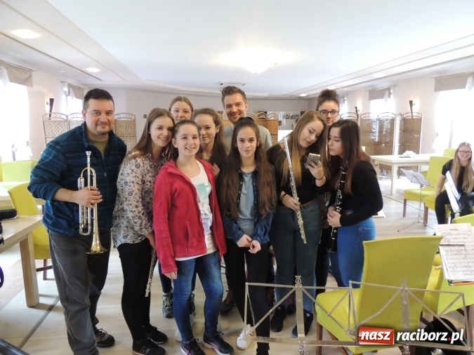 Zdjęcie w galerii na portalu naszraciborz.pl: Cuda się zdarzają – warsztaty z Adamem Sztabą  wiadomości z regionu