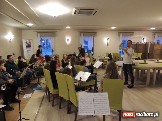 Zdjęcie w galerii na portalu naszraciborz.pl: Cuda się zdarzają – warsztaty z Adamem Sztabą  wiadomości z regionu