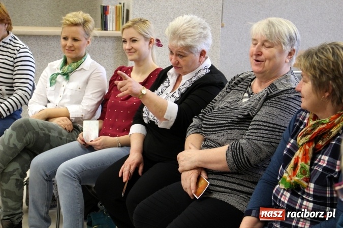 Zdjęcie w galerii na portalu naszraciborz.pl: Odcienie kobiecości w Gminnym Centrum Kultury w Nędzy wiadomości z regionu