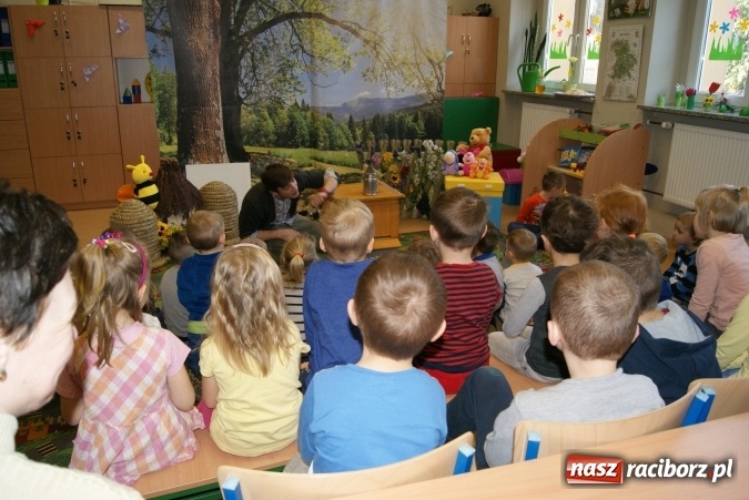 Zdjęcie w galerii na portalu naszraciborz.pl: Fascynujący świat pszczół - warsztaty w Zespole Szkolno-Przedszkolnym nr 4  wiadomości z regionu