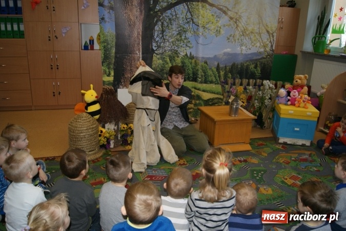 Zdjęcie w galerii na portalu naszraciborz.pl: Fascynujący świat pszczół - warsztaty w Zespole Szkolno-Przedszkolnym nr 4  wiadomości z regionu
