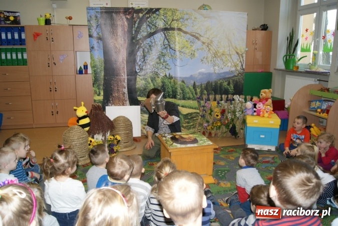 Zdjęcie w galerii na portalu naszraciborz.pl: Fascynujący świat pszczół - warsztaty w Zespole Szkolno-Przedszkolnym nr 4  wiadomości z regionu