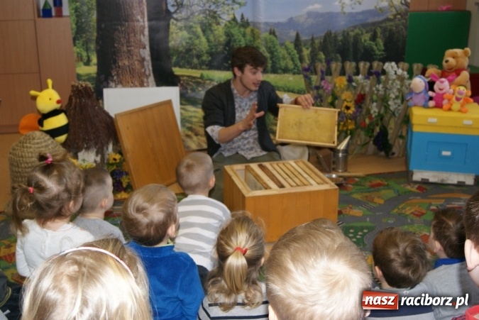 Zdjęcie w galerii na portalu naszraciborz.pl: Fascynujący świat pszczół - warsztaty w Zespole Szkolno-Przedszkolnym nr 4  wiadomości z regionu