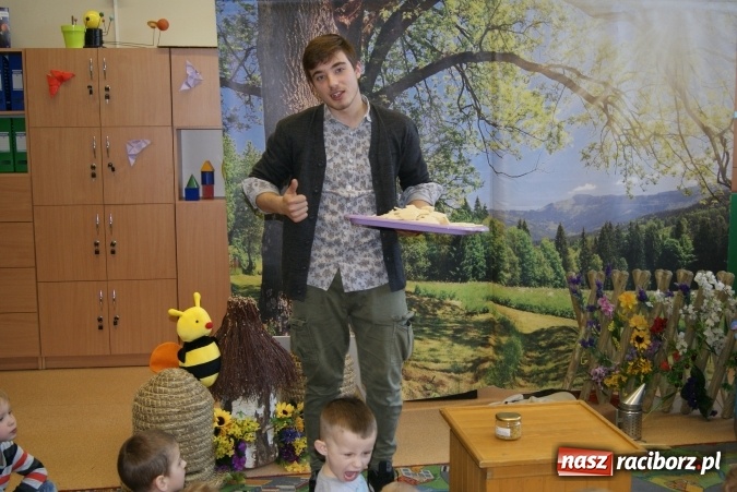 Zdjęcie w galerii na portalu naszraciborz.pl: Fascynujący świat pszczół - warsztaty w Zespole Szkolno-Przedszkolnym nr 4  wiadomości z regionu