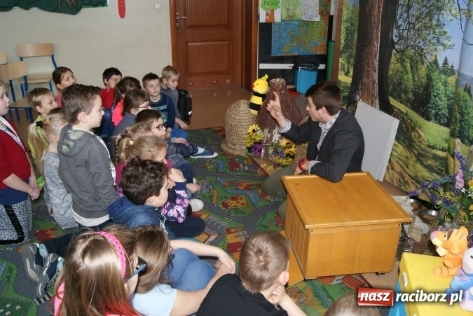 Zdjęcie w galerii na portalu naszraciborz.pl: Fascynujący świat pszczół - warsztaty w Zespole Szkolno-Przedszkolnym nr 4  wiadomości z regionu